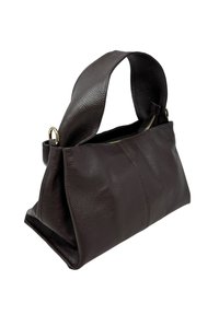 Borsa a mano in pelle marrone scuro texturizzata con tracolla larga e anelli in metallo color oro, cerniera parzialmente aperta sulla parte superiore, vista angolata.