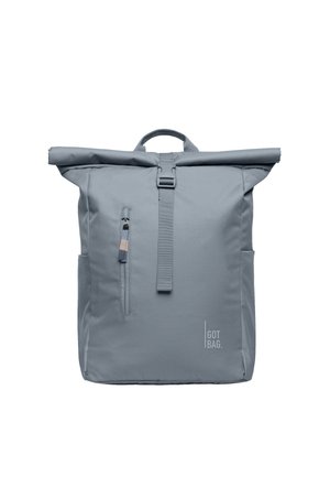 Grå rygsæk med rullepålæg, frontspænde, lodret lynlåslomme, sidelommer og "GOT BAG"-logo i nederste højre hjørne.