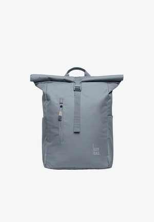 Grå rygsæk med rullepålæg, frontspænde, lodret lynlåslomme, sidelommer og "GOT BAG"-logo i nederste højre hjørne.