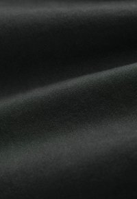 Schwarzer Stoff mit einer glatten, matten Textur, der leichte Wellen und eine dichte Webart aufweist. Die Oberfläche ist einheitlich und ohne sichtbares Muster.
