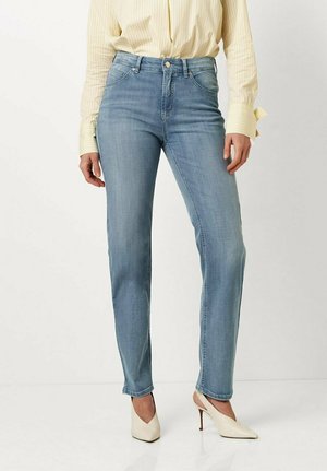 Hellblaue Jeans aus Denim mit geradem Schnitt, fünf Taschen und einem leichten Used-Look. Getragen mit einem cremefarbenen, gestreiften Langarmshirt.