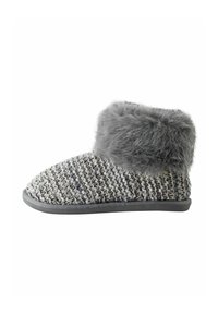 Grå strikket slippers med en fluffy grå faux fur manchet, flad gummisål og tekstureret vævet overdel med subtile farvevariationer.