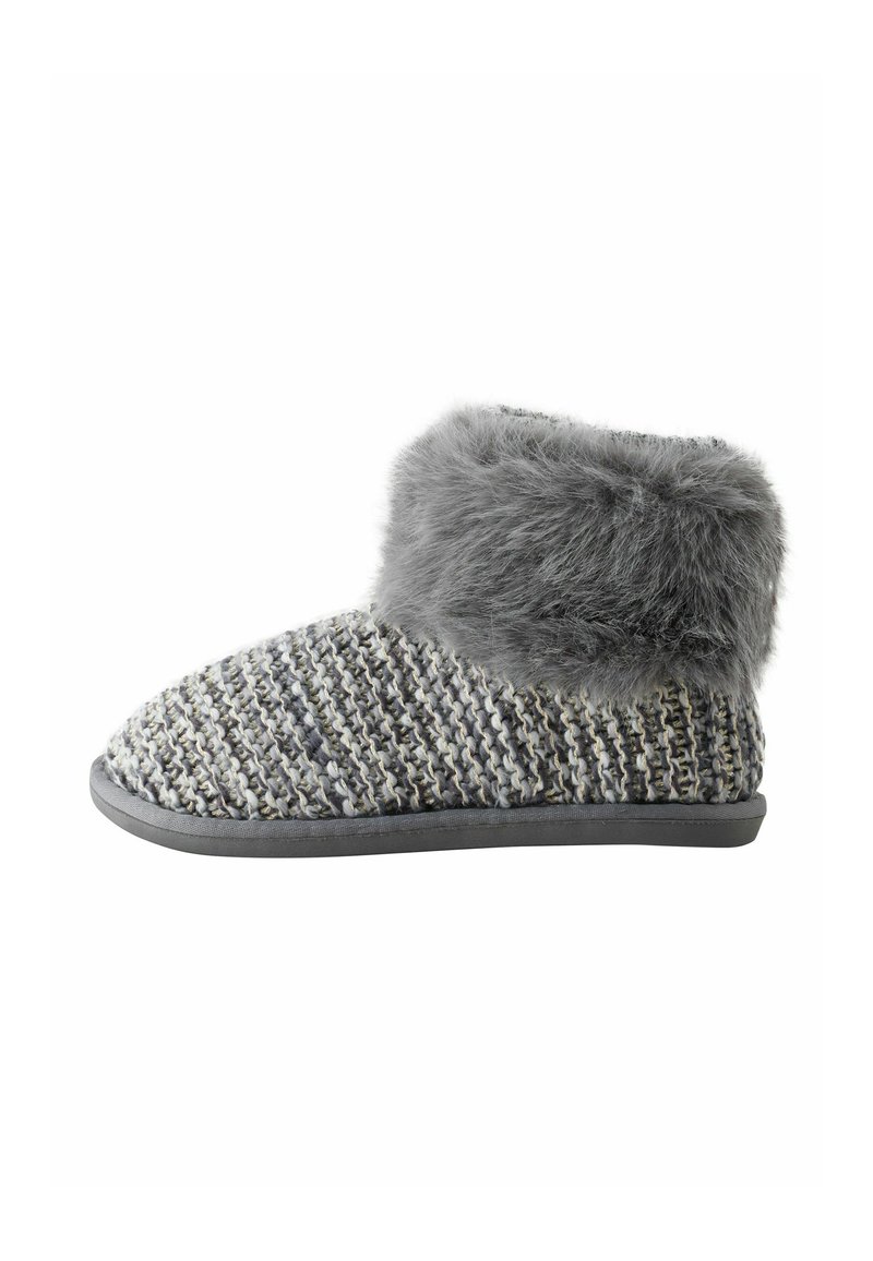 Grå strikket slippers med en fluffy grå faux fur manchet, flad gummisål og tekstureret vævet overdel med subtile farvevariationer.