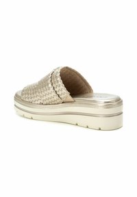 Gevlochten metalen gouden slip-on sandaal, met een dikke, gevoerde zool en een gestructureerd bovenwerk en een gladde voetbed voor comfort.