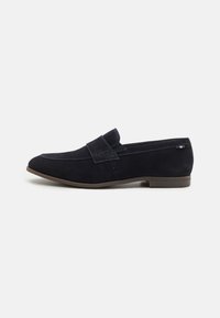 Loaferi din suede de culoare albastru marin, cu un design tradițional, având cusături contrastante și o talpă plată din cauciuc pentru aderență și stabilitate.