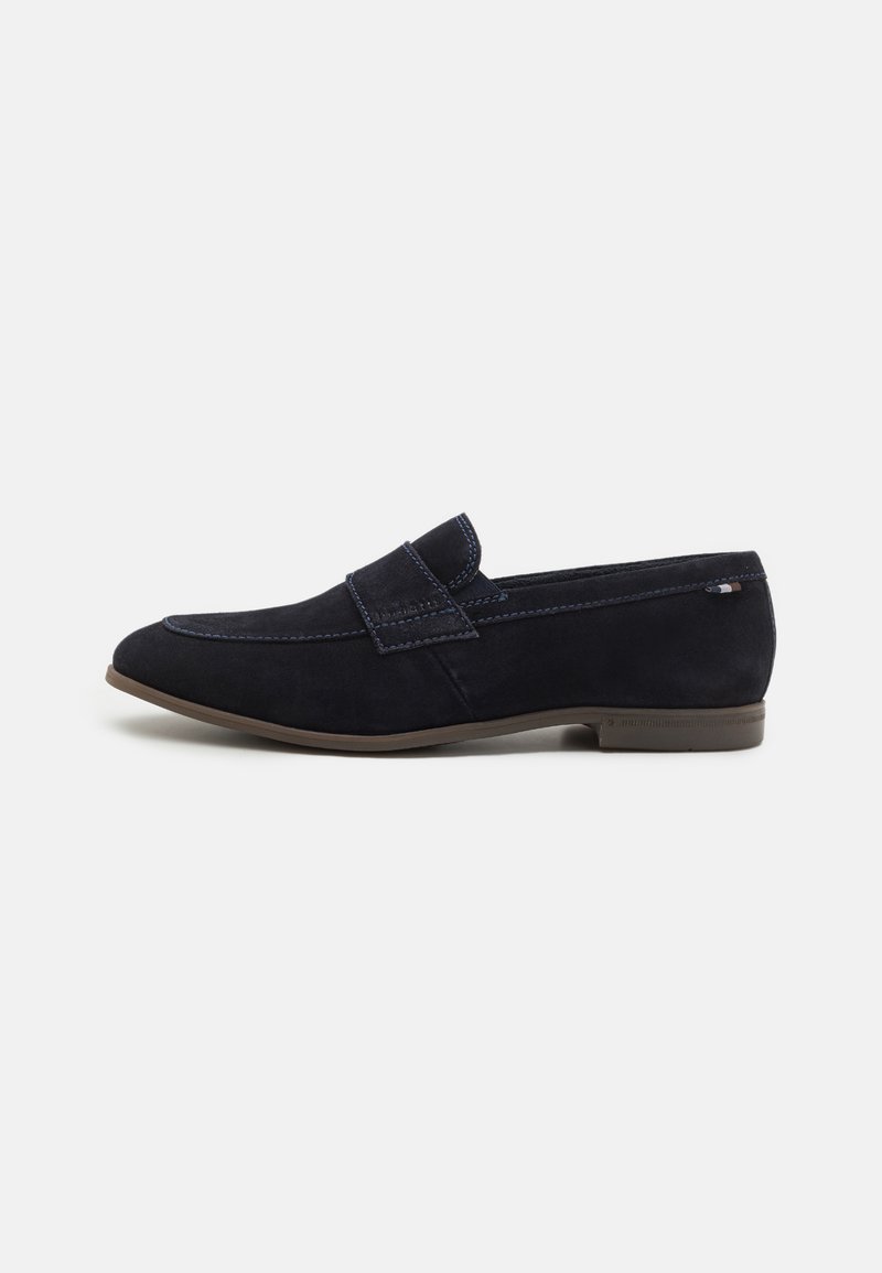 Loaferi din suede de culoare albastru marin, cu un design tradițional, având cusături contrastante și o talpă plată din cauciuc pentru aderență și stabilitate.