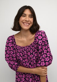 Lila Kleid mit pinkfarbener Blumenmuster, quadratischem Ausschnitt und Puffärmel, mit gerafftem Bund und weichem Stofftextur.