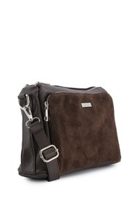 Brązowa torebka na ramię ze skóry i zamszu o fakturowanym wykończeniu, z srebrnymi okuciami, regulowanym paskiem oraz przednią kieszenią na zamek.