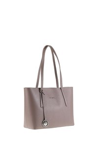 Un sac fourre-tout en cuir taupe avec des poignées doubles, un design minimaliste et une étiquette en argent sur le côté. Surface texturée sans motifs supplémentaires.