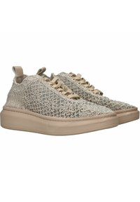 Sneakers con lacci in cima, con una tomaia all'uncinetto beige, motivo testurizzato, dettaglio con asola elastica e una suola spessa e solida di colore beige.