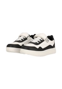 Baskets noires et blanches en matière synthétique, dotées d'un design à lacets, d'une sangle Velcro et d'une semelle texturée avec perforations pour la respirabilité.