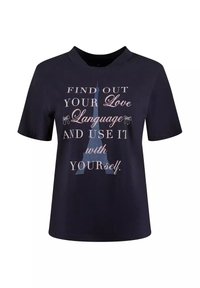 Granatowa koszulka z krótkim rękawem wykonana z miękkiego materiału, z białą i różową typografią oraz grafiką Wieży Eiffla i dekoracyjnymi kokardkami.