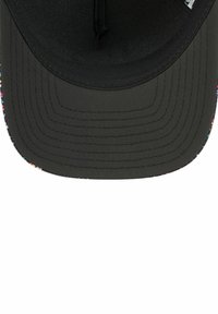 Casquette noire avec un visière incurvée arborant un motif écossais multicolore le long du bord. Texture lisse, design traditionnel.