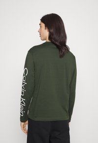Calvin Klein LOGO COORDINATES - Camisola de manga comprida - dark olive