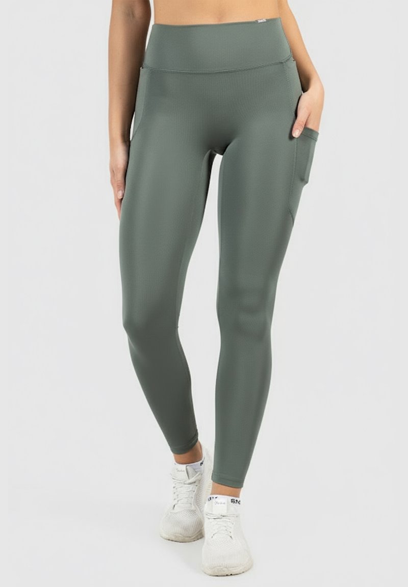Legginsy o wysokim stanie, odprowadzające wilgoć, w stonowanej zieleni, z boczną kieszenią, gładką teksturą i dopasowanym krojem, idealne do aktywności.