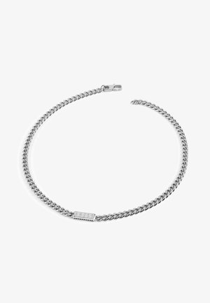 Collana in metallo color argento con maglie intrecciate, dotata di un fermaglio a logo rettangolare con accentuazione di cristallo. Finitura in metallo liscia e lucida.