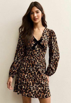 Leopardmuster-Kleid mit langen Puffärmeln, einem tiefen V-Ausschnitt und einer Samtschleife an der Taille, aus leichtem Stoff gefertigt.