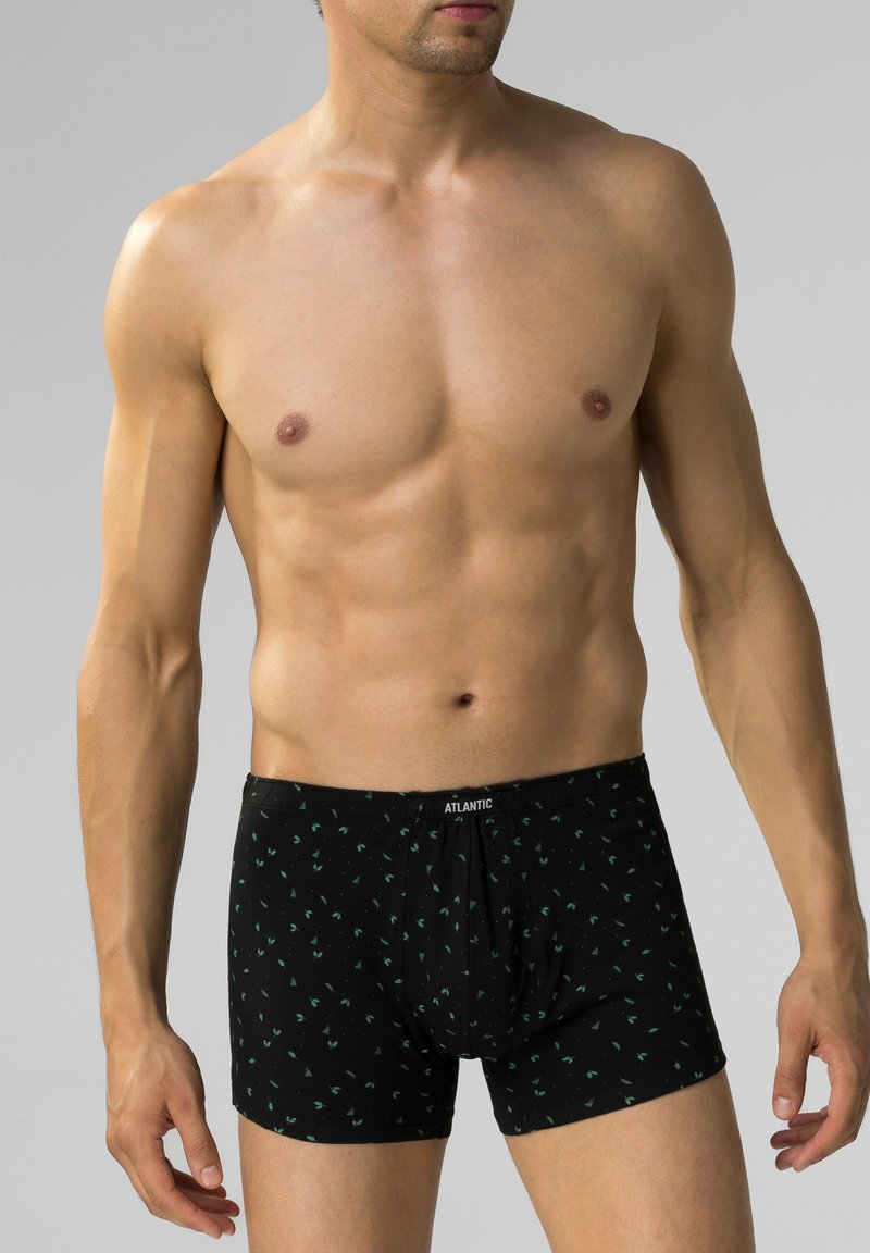 Czarne bokserki z zielonym wzorem liści, wykonane z miękkiego materiału. Posiadają elastyczny pas z wyświetlaną nazwą marki "ATLANTIC".