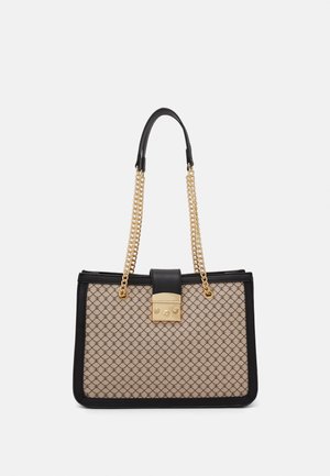Beige und schwarze Handtasche mit geometrischem Muster, schwarzem Lederbesatz, goldenen Kettenriemen und einem goldenen Verschluss auf einfarbigem Hintergrund.