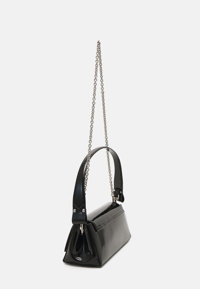 Sac à main en cuir verni noir, de forme triangulaire, avec une bandoulière en chaîne et une texture lisse ; il présente des accents métalliques et une fermeture éclair.