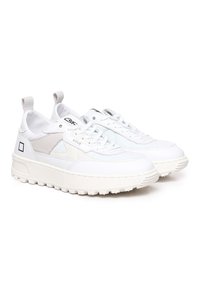 Sneakers atletici bianchi con una parte superiore texturizzata, linguetta imbottita e lacci piatti. Presentano un accento in TPU e una suola spessa e robusta per una buona aderenza.