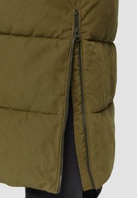 Olijfgroene puffer vest met gequilt textuur, voorzien van een zijrits en een rechte snit, met een gladde, matte afwerking.