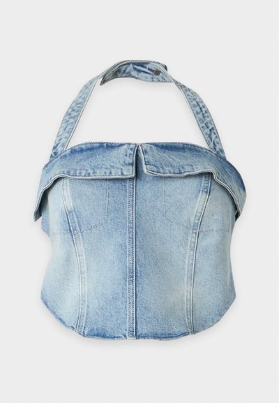 Ανοιχτό μπλε κορσέ από denim με λουρί halter και λαιμόκοψη άνοιγμα ώμου, με ορατές ραφές.