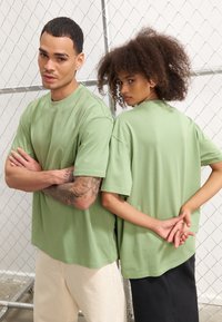 YOURTURN UNISEX BASIC OVERSIZED T-SHIRT - Paprasti marškinėliai - olive