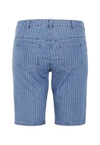 Short en denim bleu avec des rayures blanches verticales, deux poches arrière et des passants de ceinture, vu de dos sur un fond blanc.