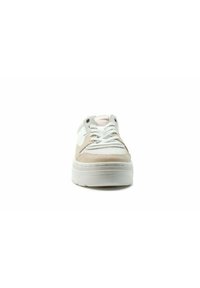 Sneaker aus weißem Leder mit beigen Wildlederelementen, einer strukturierten Sohle, flachen Schnürsenkeln und einem runden Zehendesign.