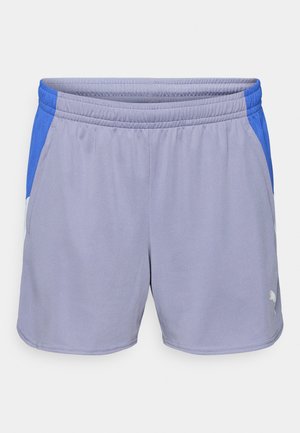 Pantaloncini sportivi viola con pannelli laterali blu, vita elastica e tasche. Tessuto liscio, dettaglio logo sulla gamba destra inferiore.