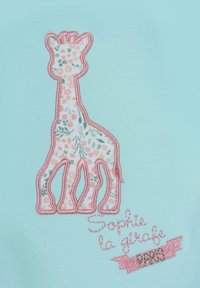 Un tessuto azzurro chiaro presenta un giraffa con un motivo floreale ricamato in contorno rosa. Sotto, il testo recita "Sophie la girafe" in filo rosa.