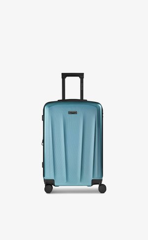 Blauer Hartschalenkoffer mit ausziehbarem schwarzem Griff und vier schwarzen Spinner-Rollen, auf weißem Hintergrund stehend.