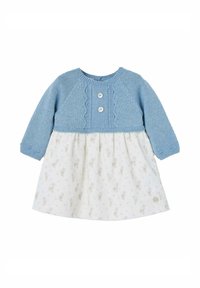 Robe tricotée bleu clair avec des manches longues, deux boutons et une jupe blanche à motifs floraux. Présente un corsage texturé et des accents en forme de vagues.