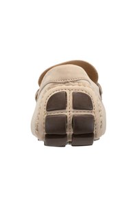 Scarpa in suede beige con punta rotonda e dettagli cuciti. La suola presenta blocchi di gomma per una migliore trazione.