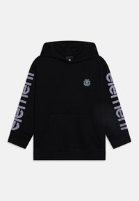 Černá mikina s kapucí, přední kapsou a logem na hrudi. Rukávy zobrazují slovo "element" v šedém písmu.