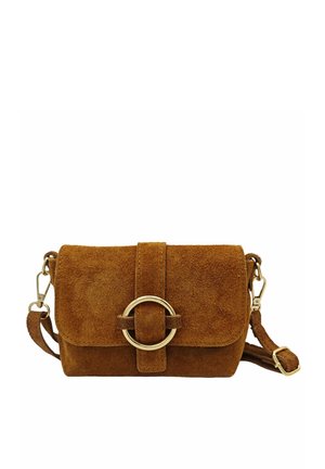Sac à épaule en daim marron avec une sangle réglable et un rabat avant sécurisé par une sangle en daim avec une boucle circulaire dorée.