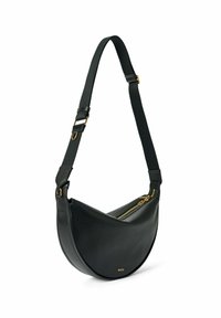 Borsa a tracolla in pelle nera a forma di mezzaluna, con zip dorata e tracolla regolabile. Presenta un materiale testurizzato e un piccolo logo.