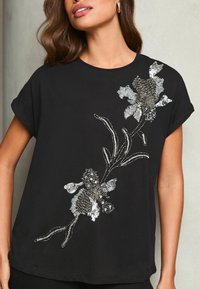 Lipsy REGULAR FIT - EMBELLISHED ARTWORK - Triko s potiskem - black