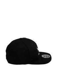 Cappellino snapback nero con visiera piatta, testo e grafica ricamati in bianco sulla parte anteriore, e adesivo rotondo del marchio sulla parte superiore della visiera.