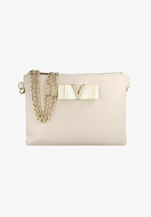 Clutch de cuero beige con cadena dorada como correa, cierre de cremallera, detalle frontal dorado con "V" y lazo. Textura lisa, forma rectangular.