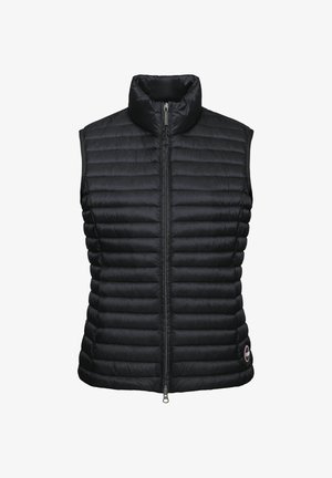 Čierna prešívaná vesta bez rukávov s vysokým golierom a predným zipsom, s malým okrúhlym logom blízko spodného lemu.