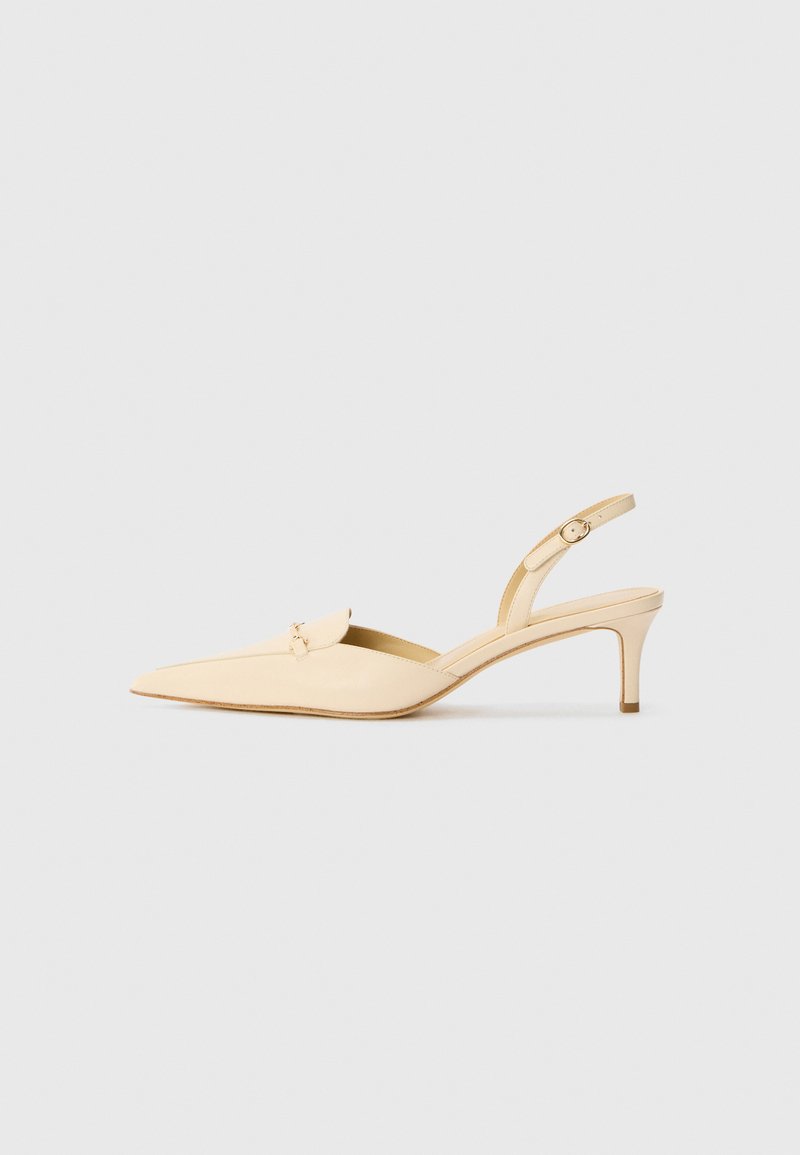 Beige Leder Slingback-Absätze mit einer spitzen Zehenform, schlanken Absätzen und einem dekorativen Riemen über dem Vorderfuß. Dezente Textur mit glatter Oberfläche.