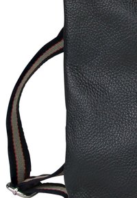 Zwarte leren tas met textuur, voorzien van een verstelbare gestreepte stoffen schouderriem met grijze, zwarte en rode lijnen en een zilveren metalen gesp.