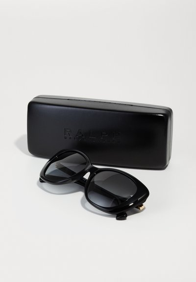 Ochelari de soare negri, oversized, cu lentile închise la culoare și finisaj lucios, însoțiți de un etui rigid negru, cu branding embosat.