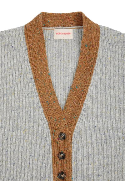 Cardigan en maille grise avec bord-côtes marron moucheté, trois boutons foncés, et une étiquette blanche portant la mention BOBO CHOSES taille S.