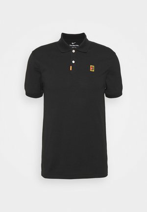 Polo noir à manches courtes avec col, deux boutons blancs, petite étiquette orange et logo brodé jaune-rouge sur la poitrine.