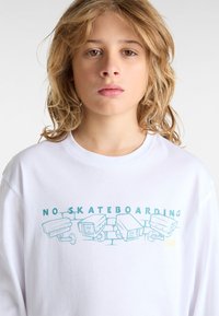 Weißes Langarmshirt mit einem hellblauen grafischen Druck, der cartoonartige Überwachungskameras zeigt, und dem Text "KEIN SKATEBOARDEN" darunter.