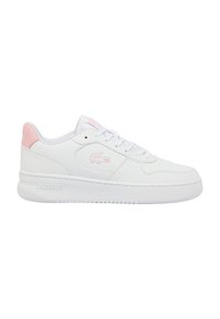 Fehér bőr sneaker rózsaszín részletekkel a sarkán és a nyelvén. Texturált talppal, kerek orral és perforált díszítéssel az oldalakon.