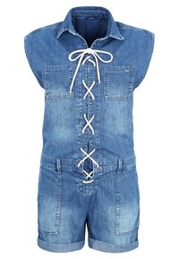 Denim overal s krátkými rukávy, šněrování v přední části s bílou šňůrkou, dvě náprsní kapsy a ohrnutý lem šortek.